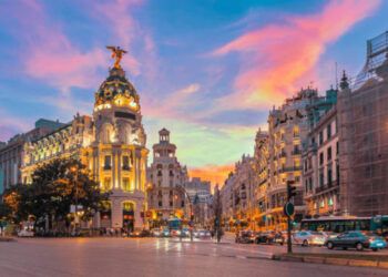 España bate récord con 21,8 millones de turistas y crece el debate por el exceso