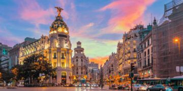 España bate récord con 21,8 millones de turistas y crece el debate por el exceso