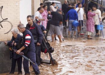 España despliega 5,000 militares adicionales y duplica policías ante inundaciones