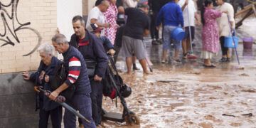 España despliega 5,000 militares adicionales y duplica policías ante inundaciones