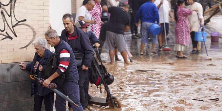 España despliega 5,000 militares adicionales y duplica policías ante inundaciones