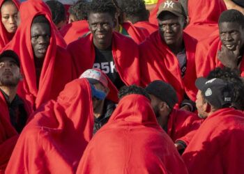 España enfrenta aumento masivo de inmigrantes irregulares en Canarias