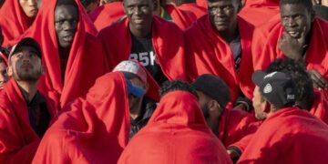 España enfrenta aumento masivo de inmigrantes irregulares en Canarias
