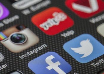 España obliga a "influencers" a rectificar noticias falsas
