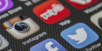 España obliga a "influencers" a rectificar noticias falsas