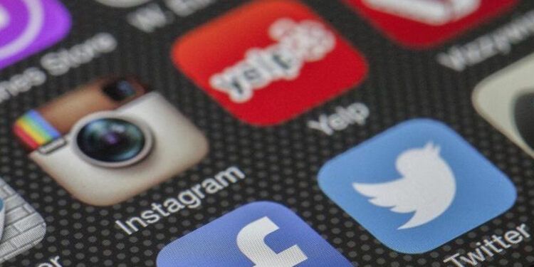 España obliga a "influencers" a rectificar noticias falsas