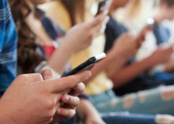 España prohíbe celulares en escuelas para mejorar convivencia