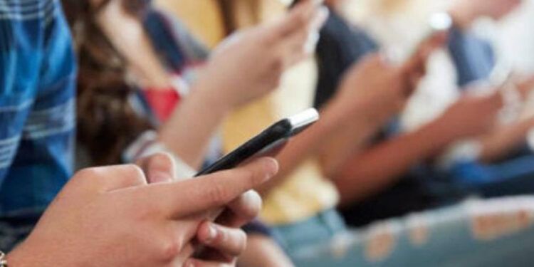 España prohíbe celulares en escuelas para mejorar convivencia