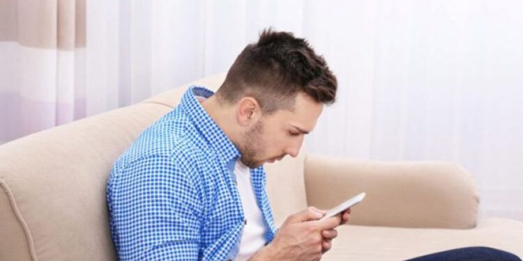 Especialista advierte daños cervicales por uso excesivo del celular