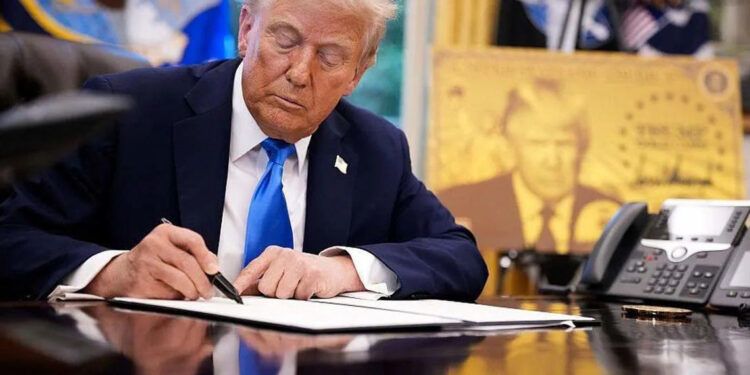 Estados demandan a Trump por tarifa de US$100,000 a visados H-1B