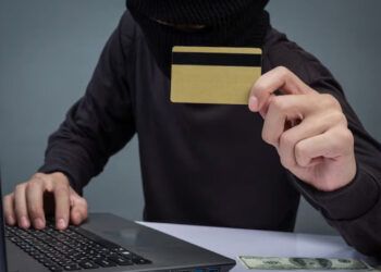 Estafa romántica le cuesta más de 24 millones a mujer de 86 años