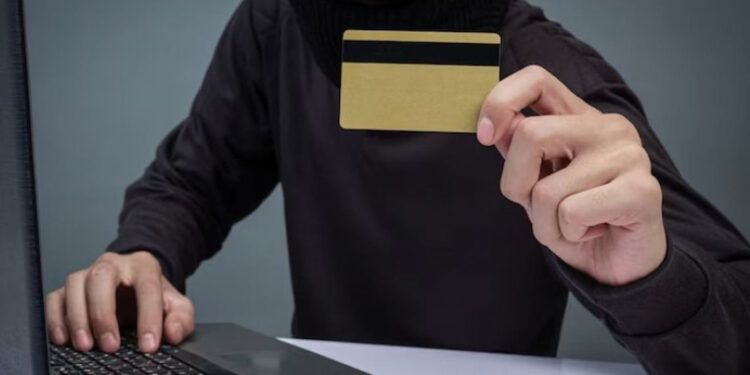 Estafa romántica le cuesta más de 24 millones a mujer de 86 años