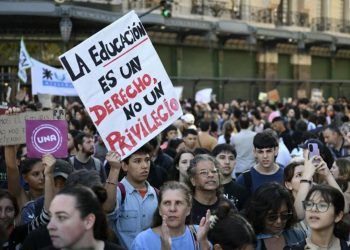 Estudiantes argentinos marchan contra recortes en universidades