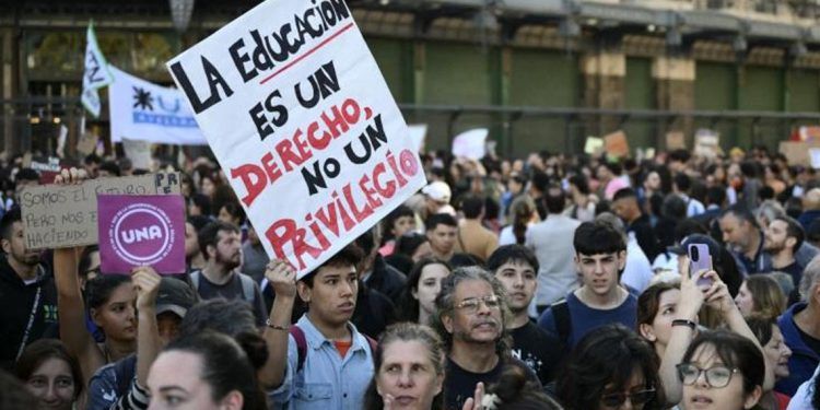 Estudiantes argentinos marchan contra recortes en universidades