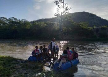 Estudiantes cruzan río en balsa para asistir a clases en Tamayo