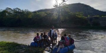 Estudiantes cruzan río en balsa para asistir a clases en Tamayo
