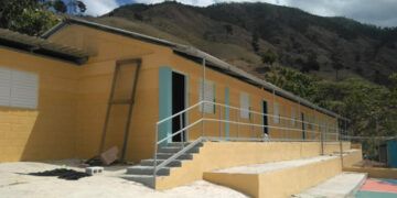 Estudiantes de Padre Las Casas arriesgan sus vidas al cruzar río para llegar a la escuela