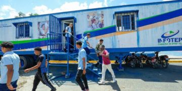 Estudiantes denuncian falta de espacio en aulas móviles