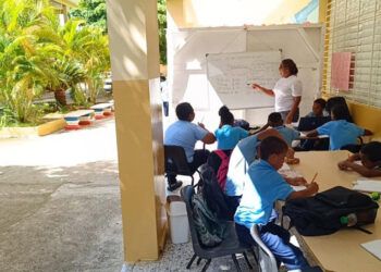 Estudiantes en Dajabón toman clases en pasillos por falta de aulas
