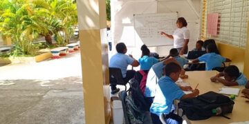 Estudiantes en Dajabón toman clases en pasillos por falta de aulas