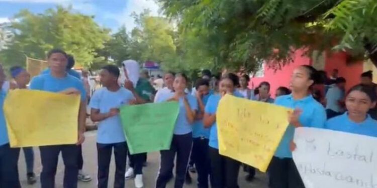 Estudiantes exigen terminación del liceo Elpidio Brito Cueto