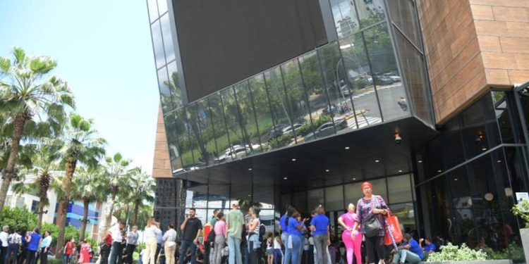 Evacuación en Downtown Center por fuerte olor, no gas
