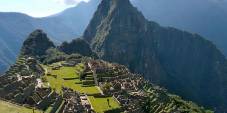Evacúan a 1.400 turistas varados en Machu Picchu por protestas