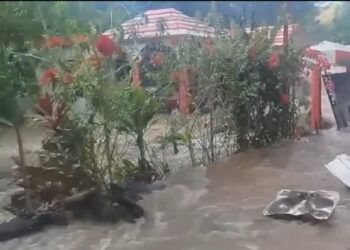 Explota tubería de Coraasan y deja viviendas inundadas