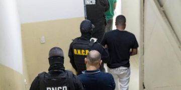 Extraditan a tres dominicanos a EE.UU. por narcotráfico y homicidio