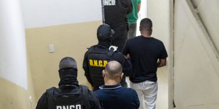 Extraditan a tres dominicanos a EE.UU. por narcotráfico y homicidio