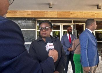 Familia denuncia a colegio por muerte de niña en Santiago
