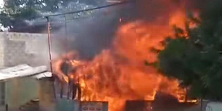 Familia pierde su hogar en Neyba tras incendio originado en un contador eléctrico