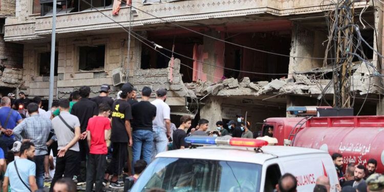 Familiares buscan a desaparecidos tras bombardeo israelí en Beirut