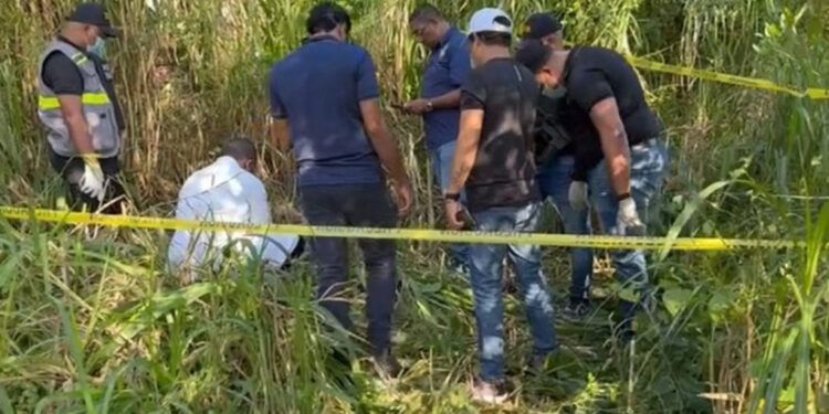 Familiares de taxista hallado muerto en Moca exigen justicia
