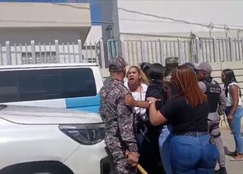 Familiares y policías se enfrentan por cuerpo de joven abatido en Esperanza