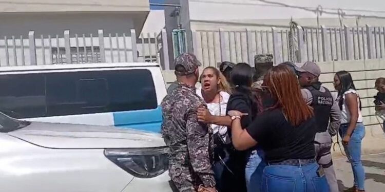 Familiares y policías se enfrentan por cuerpo de joven abatido en Esperanza