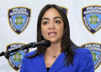 Faride ordena detener desmonte de tarima en Plaza de la Bandera