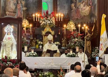 Feligreses honran a la Virgen de las Mercedes en el Santo Cerro