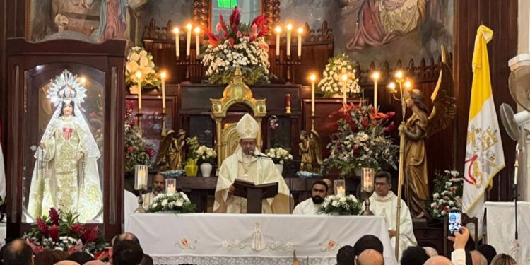 Feligreses honran a la Virgen de las Mercedes en el Santo Cerro