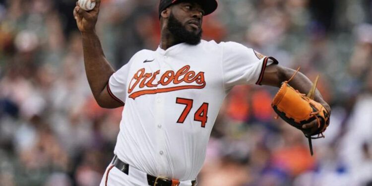 Félix Bautista será baja prolongada tras cirugía de hombro