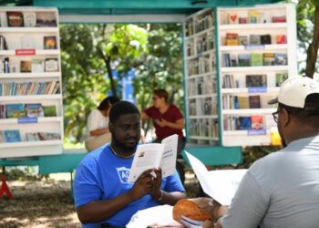 Feria del Libro atrae multitudes en su tercer día en la capital