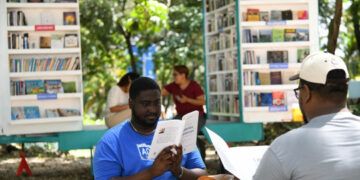 Feria del Libro atrae multitudes en su tercer día en la capital
