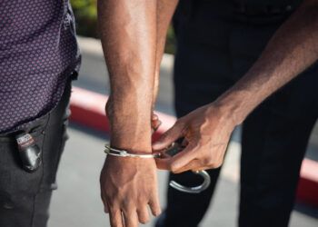 Filipinas detiene a pastor buscado por tráfico de niños en EE.UU.