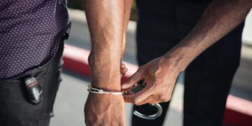 Filipinas detiene a pastor buscado por tráfico de niños en EE.UU.