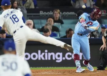 Filis evitan la barrida ante los Dodgers con dos jonrones de Schwarber
