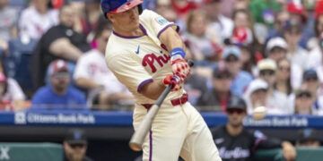 Filis resisten embestida final y vencen 11-10 a los Marlins