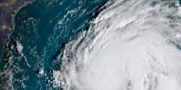 Florida se prepara para la llegada del huracán Helene con vientos de 130 km/h