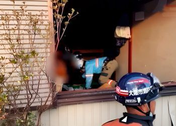 Foto de la escena de recatistas japoneces mientras rescatan una anciana 5 días después del terremoto en Japón
