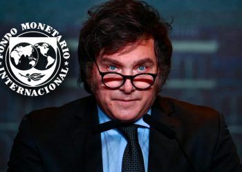 Foto de Milei junto al logo del Fondo Monetario Internacional (FMI).