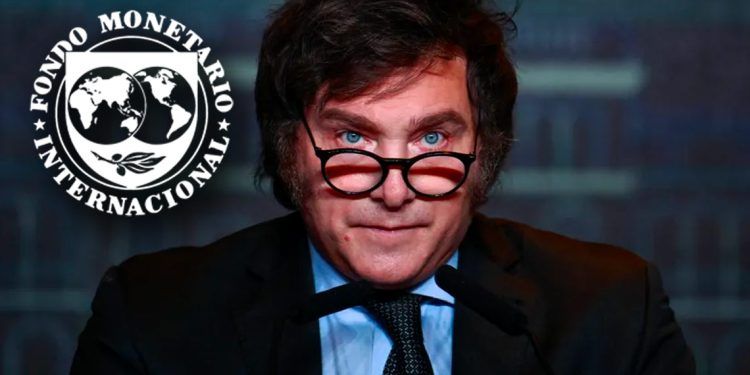 Foto de Milei junto al logo del Fondo Monetario Internacional (FMI).